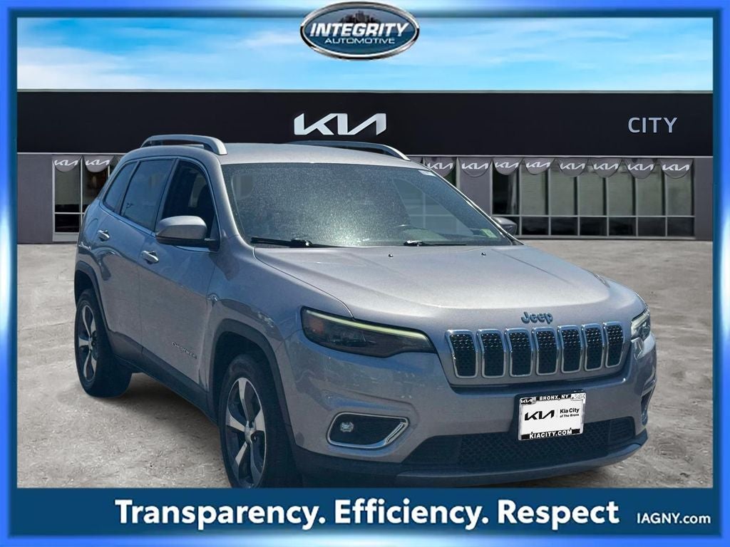 2019 Jeep Cherokee Limited in Billet Silver Metallic Clearcoat — front three-quarter view