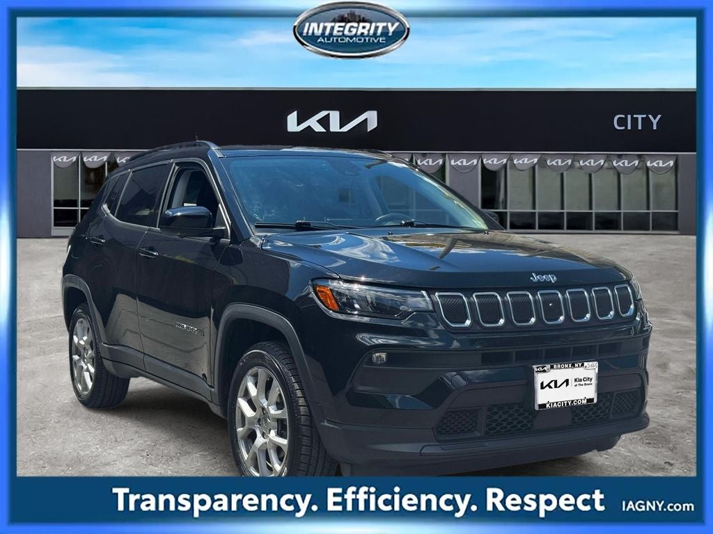 2022 Jeep Compass Latitude Lux in Diamond Black Crystal Pearlcoat — front three-quarter view